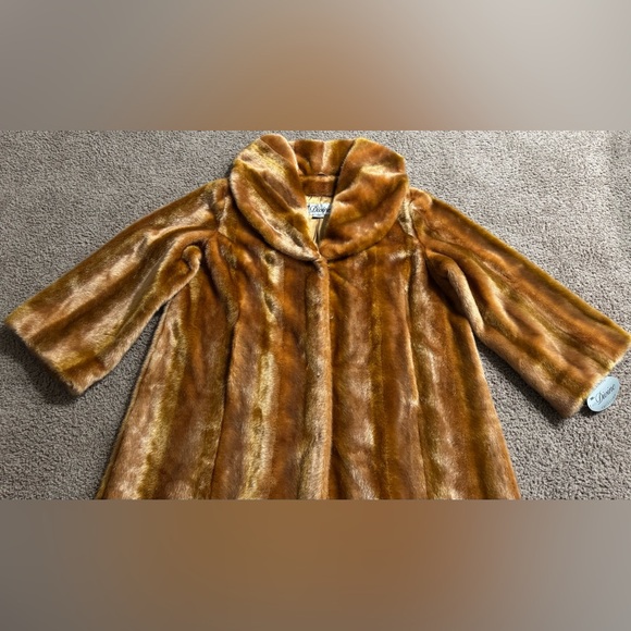 Ms. Divine Immitation Fur Coat.
Size: 3X. Women’s - Picture 8 of 16